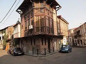 Угол улиц Нишнианидзе (слева) и Серебряной (справа). Д. 56