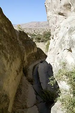 Вырубленная в скале пешеходная дорога, идущая к юго-западным воротам