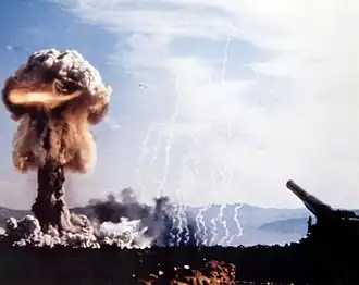 Ядерный взрыв Grable, запущенный артиллерийской установкой: 280-мм атомной пушкой, видимой на кадре.