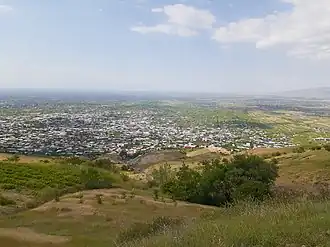 Вид на Гус с холмов Чакилкалон Зеравшанского хребта