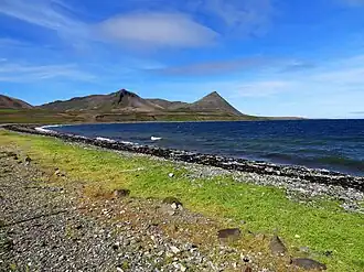 Вид на левый берег Уртхвала-фьорда (2018)