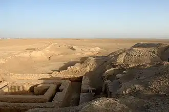 Раскопки Урука в современном Ираке. На переднем плане — руины Каменного здания