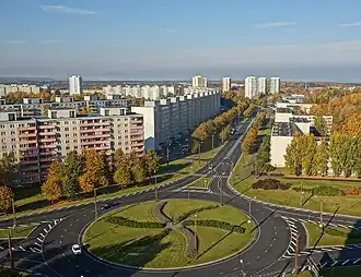 Круговой перекрёсток улиц Ыйсмяэ и Эхитаяте перед въездом в Вяйке-Ыйсмяэ