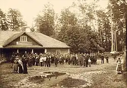 Местные жители возле корчмы, 1900 год