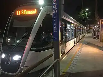 Трамвай прибывает на станцию Антонио Карлос