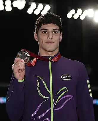 Вели Исрафилов с бронзовой медалью на церемонии награждения плавания на 100 метров брассом (SB13)