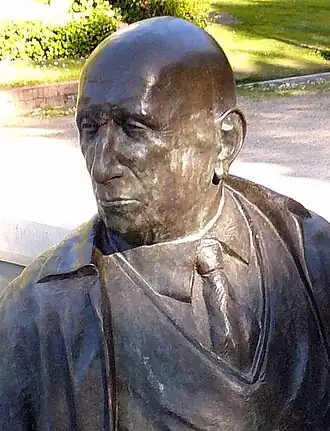 Памятник Хорхе Гильену в Вальядолиде