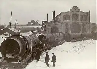 Железнодорожные платформы с продукцией машзавода Франца Крулля на территории завода, 1900—1910 годы