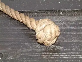 КнопМногопрядная пуговица завязанная на руке из 3х прядей, которая тянет вперёд и выравнивает шкотовый угол прямого или нижнего квадратного паруса.