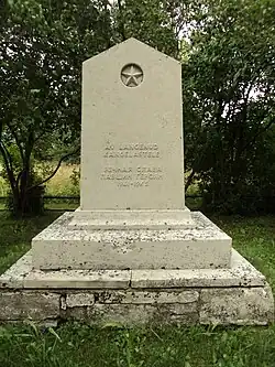 Советский памятник на братской могиле павших во Второй мировой войне на кладбище Торгу в Ийде, 2012 год. Демонтирован в 2023 году