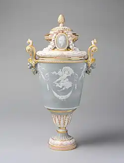 Ваза. 1883–1885. Севрский фарфор. По модели Каррье-Беллёза