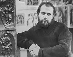 В мастерской скульптора на фоне работы «Врата истории. Врата современности» (медь, гальванопластика; 1989 г.). Фото около 1988 г.