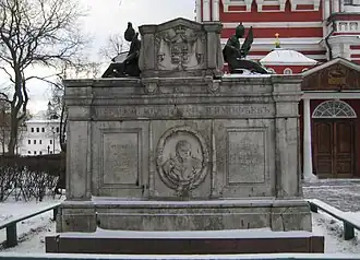 Надгробие генерала Тимофеева — одно из самых заметных на территории Новодевичьего монастыря