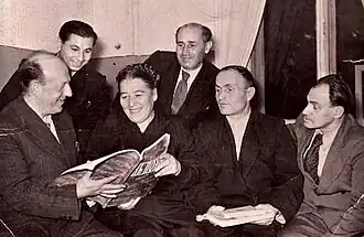 Еврейские литераторы Биробиджана. Слева направо: Бузи Миллер, Макс Риант, Любовь Вассерман, Сальвадор Боржес, Ицик Бронфман, Гершл Рабинков. 1958 г.