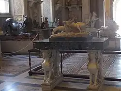 «Стол с крылатыми баранами»