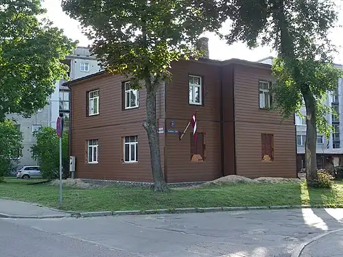 Реновированный дом на углу 1-й линии