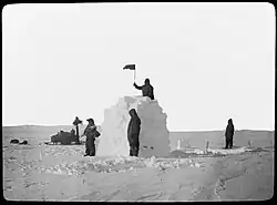 Возведение снежной пирамиды — склада и ориентира на 83° южной широты