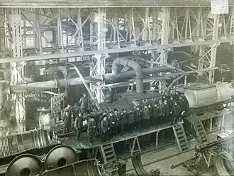 Группа военных моряков на фоне паровой турбины системы «Кёртис—АЭГ—Вулкан». 1910—1915 гг.