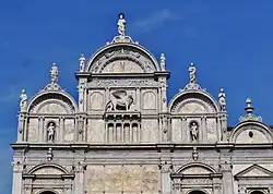 Верхняя часть фасада