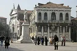 Площадь Санто-Стефано, Палаццо Лоредан и церковь Сан-Видаль