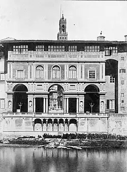 Фасад улицы Уффици с набережной р. Арно.