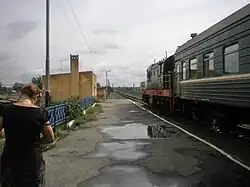 Перрон станции Вертуновская. Вид в сторону станции Ртищево. 2012 год