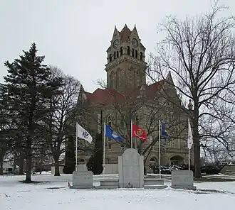 Здание суда округа Старк в Ноксе.  Перед зданием военный мемориал.