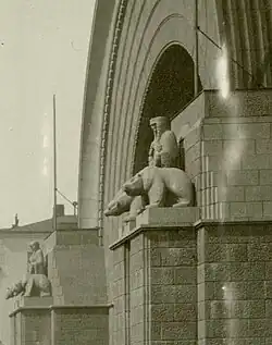 Статуи на фасаде старого выборгского вокзала