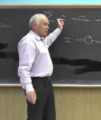 Виктор Фадин читает лекцию по квантовой электродинамике в ИЯФ СО РАН, осень 2013 года