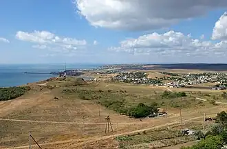 Вид с Еникальского маяка: справа — посёлок Подмаячный, слева — обелиск павшим воинам