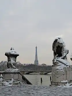 Лев у входа на мост имени русского императора Александра III в зимнюю непогоду, Париж