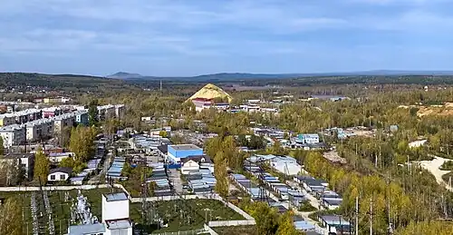 На дальнем плане террикон шахты Капитальная-1