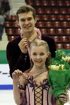 Выгалова и Закроев на награждении чемпионата мира среди юниоров (2014)