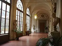 Обходная галерея первого двора