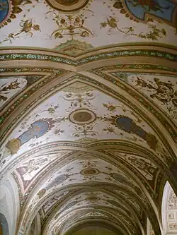 Росписи гротесками свода нижней лоджии