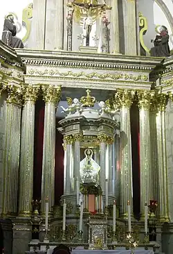 Главный алтарь с девой Сапопанской