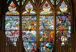 Витраж «Битва при Бувине» на фоне труб органа. Церковь Сен-Мартен-де-Монморанси, Валь-д’Уаз