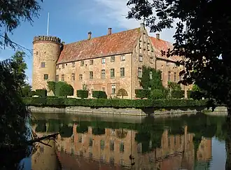 Вид замка со стороны воды