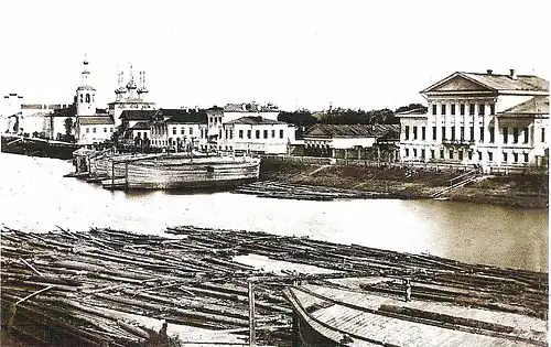 Дмитриевская набережная с домом Витушечникова в 1860-е годы. Здание с мезонином ещё не имеет надстроенного третьего этажа. Слева - флигель без каменного фасада.