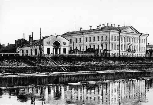 Флигель (после пристройки каменного фасада) и дом Витушечникова. Фото предположительно первой трети XX века.