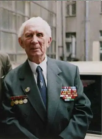 Заслуженный строитель Украинской ССР В. А. Реусов на фоне корпусов лаборатории ЖБК ХГТУСА. Внутренний двор ХГТУСА