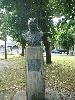 Бюст Воислава Радича в Крагуеваце перед зданием завода «Црвена застава»