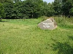 Памятный камень мызе Фокенхоф и начальной школе Вока