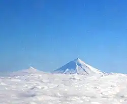 Вид на Ланин (на переднем плане) и вулкан Вильяррика.