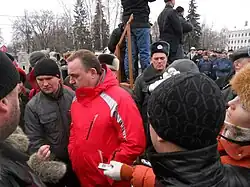 Мэр Е. Шулепов выходит к митингующим