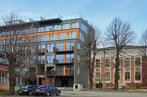 Новостройка на месте заводского корпуса и историческое здание заводской администрации, 2017 год