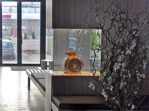 Позолоченный мотор завода «Вольта» в холле здания «Volta Residentsid»