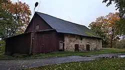 Сохранившаяся хозяйственная постройка бывшей мызы Ворбузе