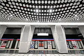 Колонны и потолок, вид сбоку