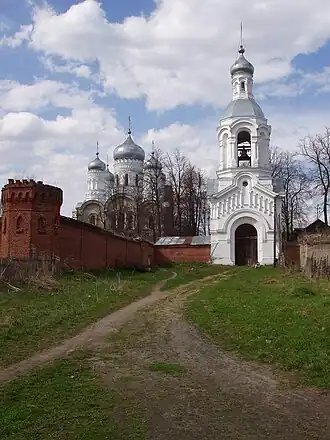 Колокольня и Соборный храм Воскресенско-Феодоровского монастыря. Фото 2005 года